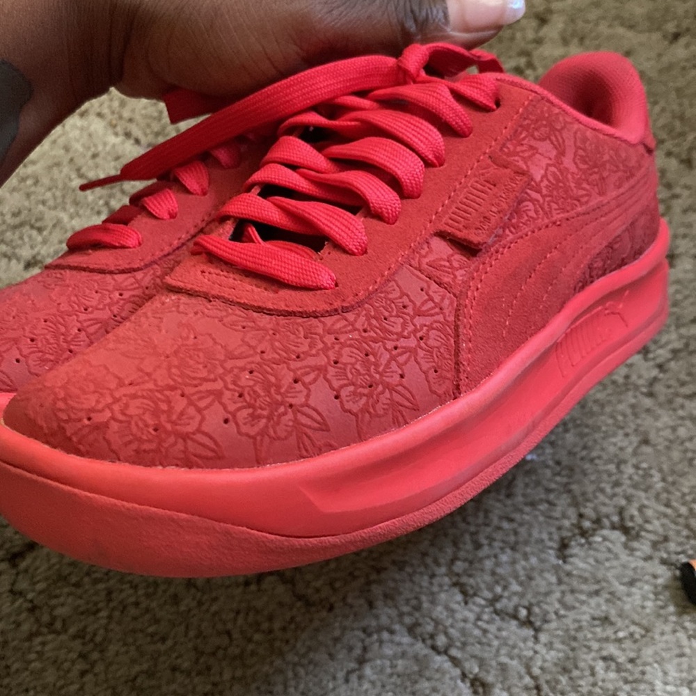 Puma’s!! Lightly worn, cute clean great condition add them to your shoe closet. - Picture 4 of 4
